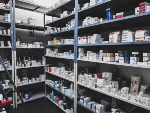 Medicamentos estantes grandes en una bodega